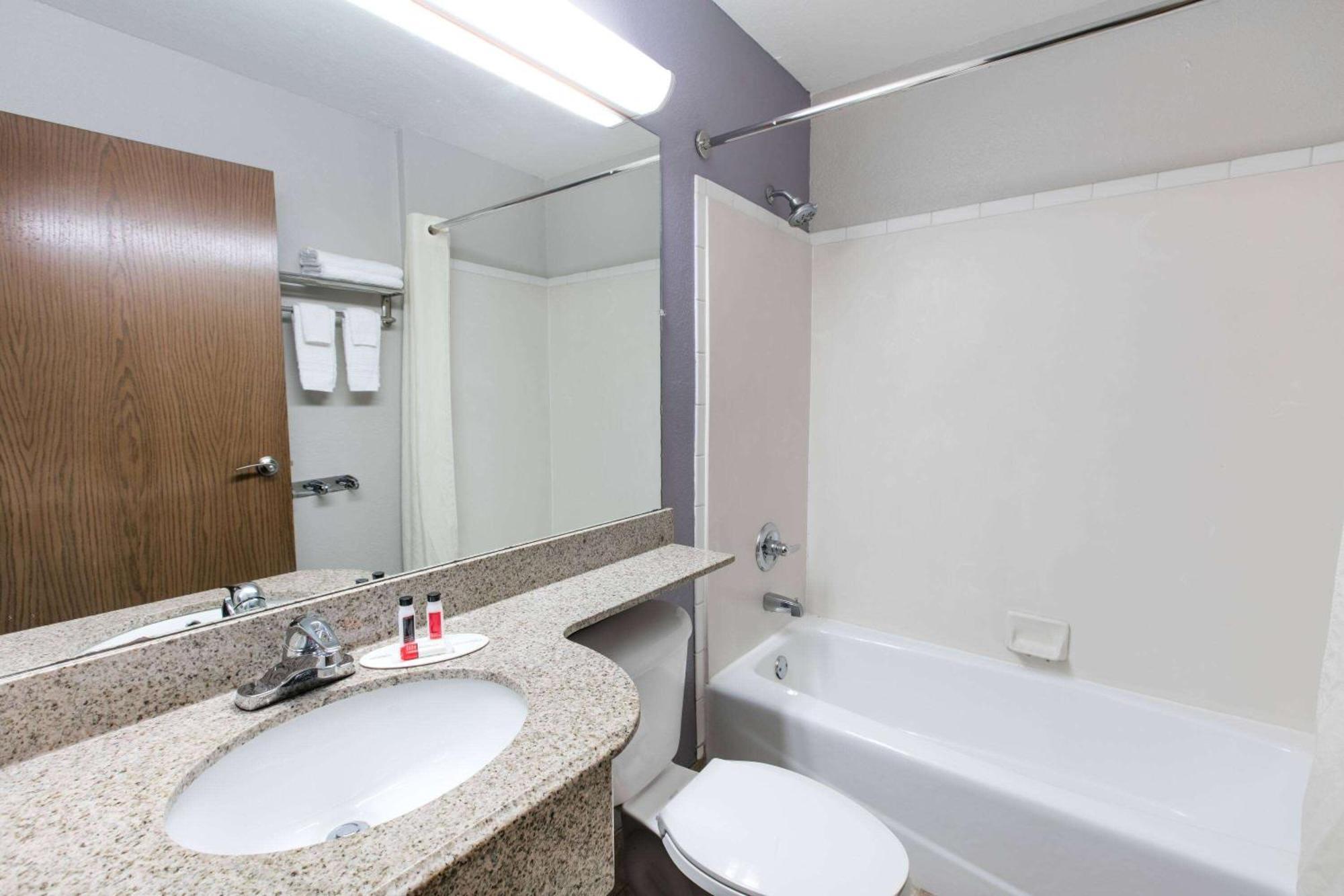 Microtel & By Wyndham Oklahoma Airport 2*